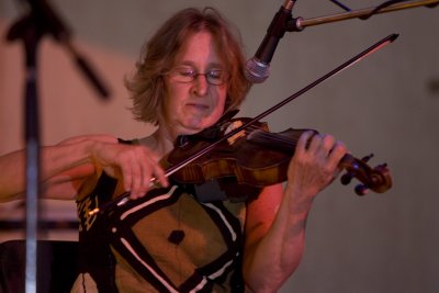 Anne Ledderman playing her fiddle.