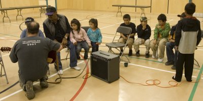 A demonstration on how to play the guitar.