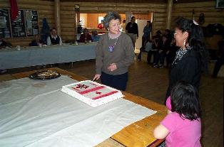 Mme Clarkson cuts Canada cake